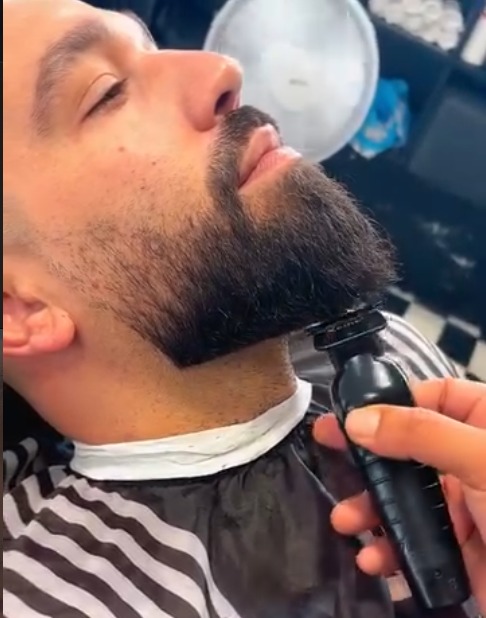 Acabamento de barba feito com máquina