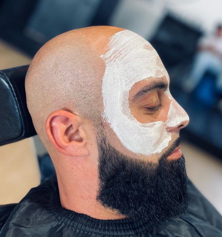 Cliente em sessão de barboterapia com máscara facial