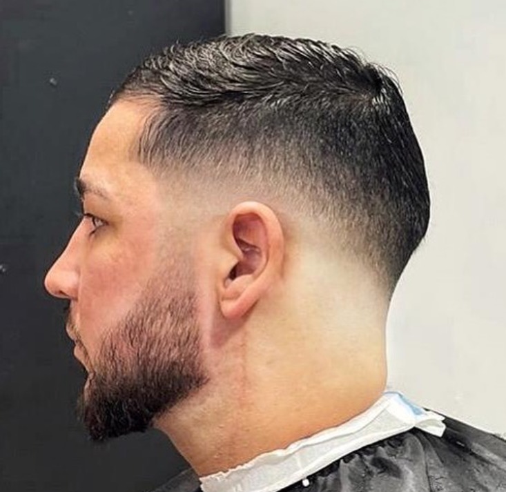 Perfil de cliente com corte degradê e barba alinhada