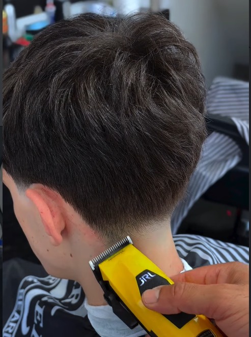 Acabamento da nuca com máquina durante um corte masculino